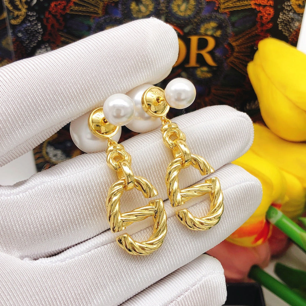 Dior 30 Montaigne Pearl Earrings