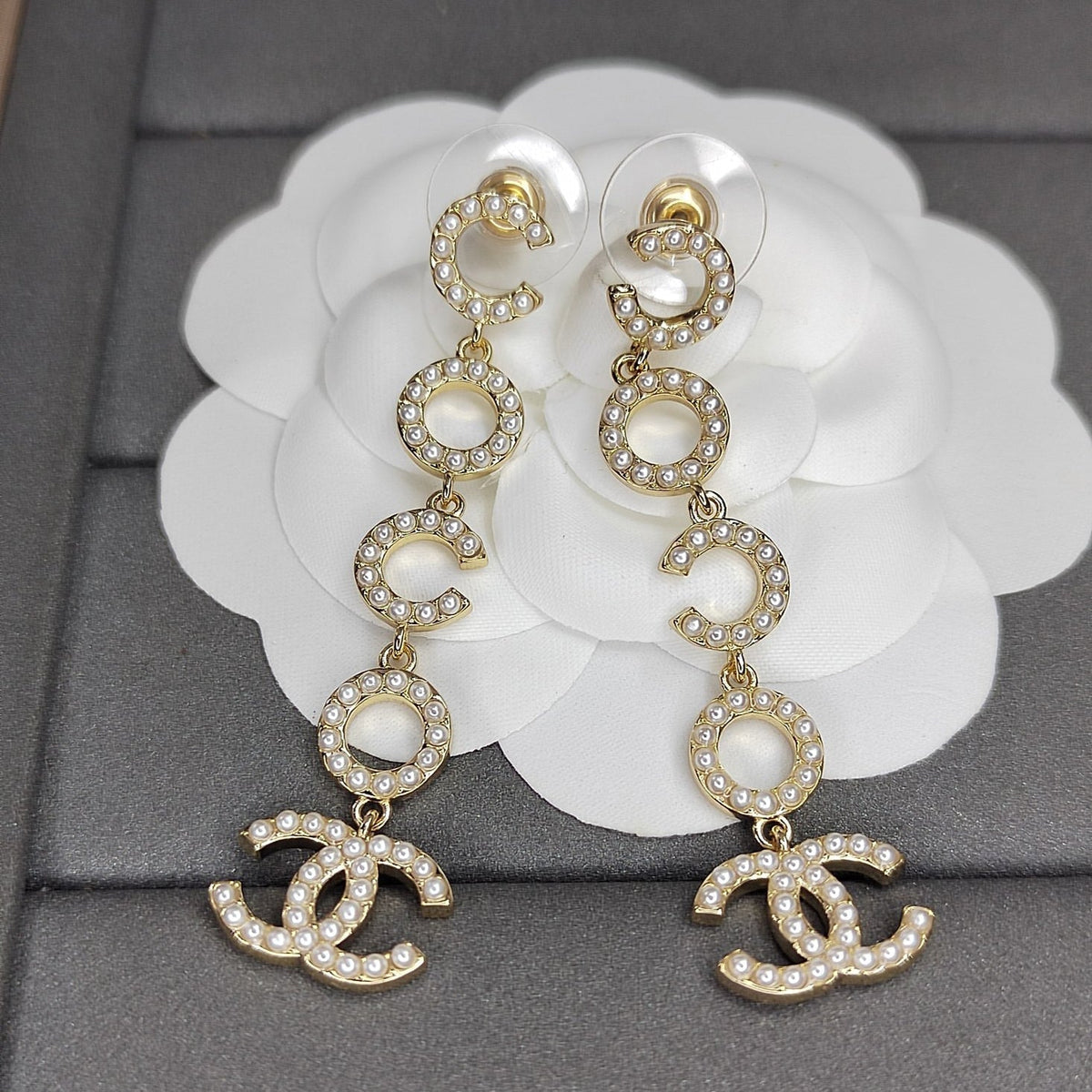 Chanel Pearl Pendant Earrings - 5.5 cm Height - 18K Yellow Gold