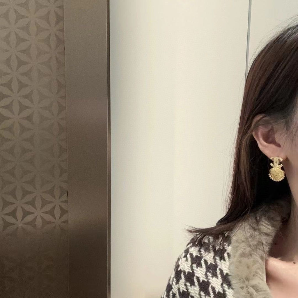 Chanel Shell Pendant Earrings - 18K Yellow Gold
