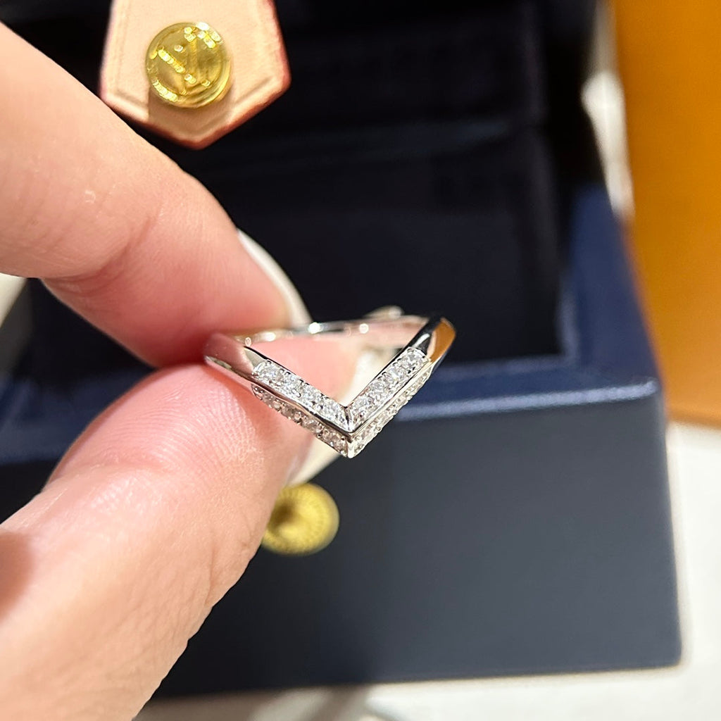 Louis Vuitton V Diamond Ring - 18K White Gold