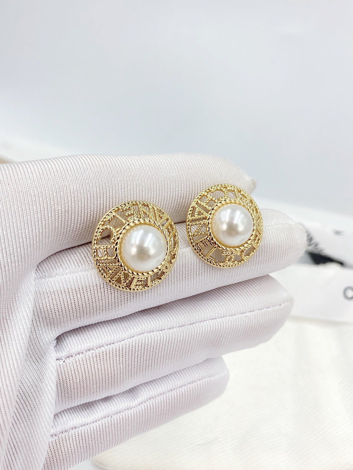 Chanel Pearl Round Earrings - 18K Yellow Gold