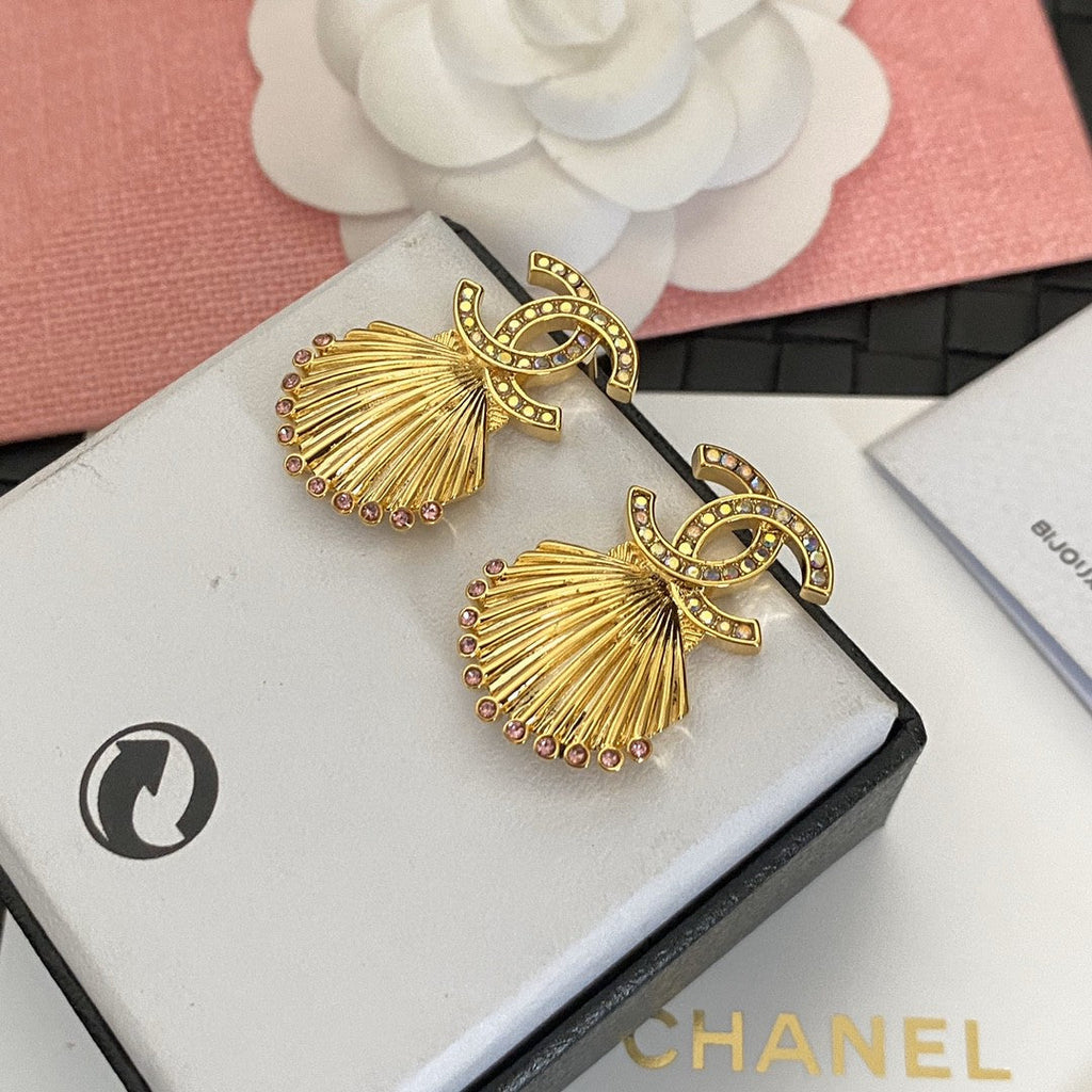 Chanel Shell Pendant Earrings - 18K Yellow Gold