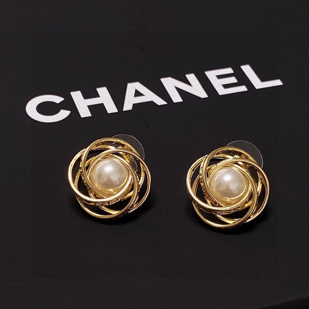 Chanel Pearl Earrings - 18K Yellow Gold