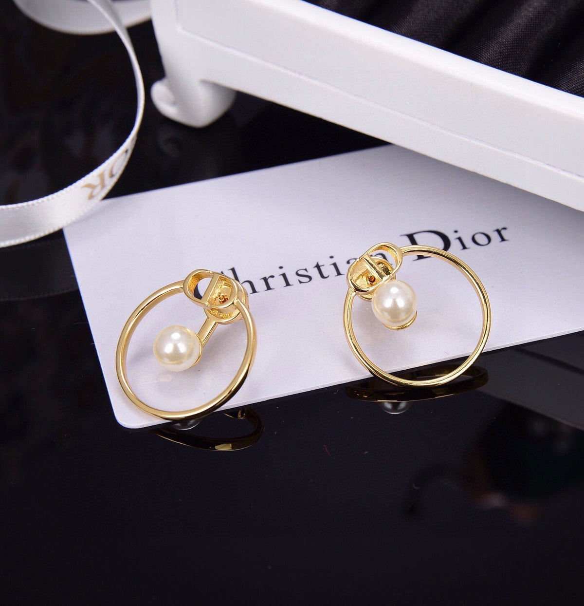 Dior 30 Montaigne Pearl Earrings
