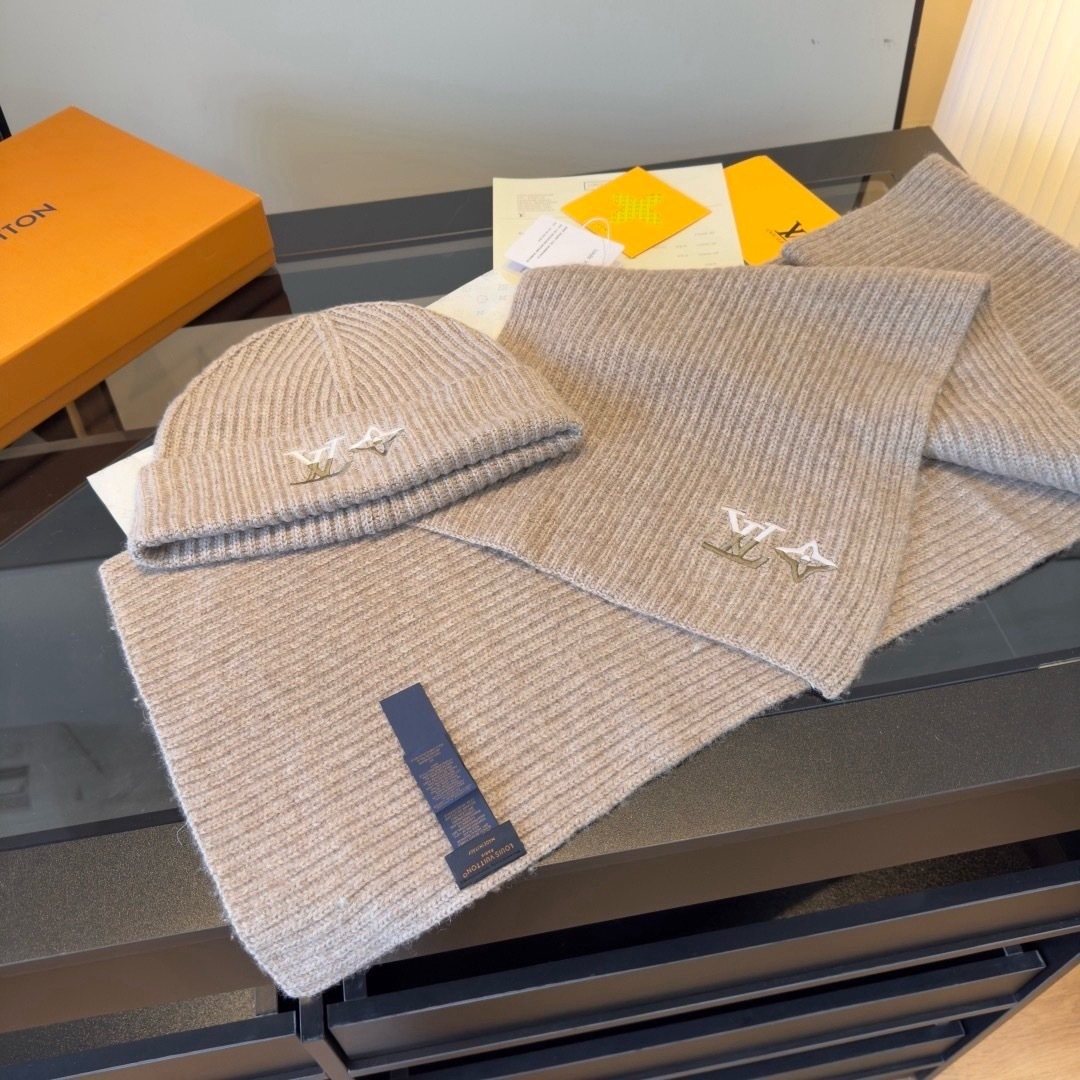 Louis Vuitton Rib-Knit Beanie & Scarf Set — hero
